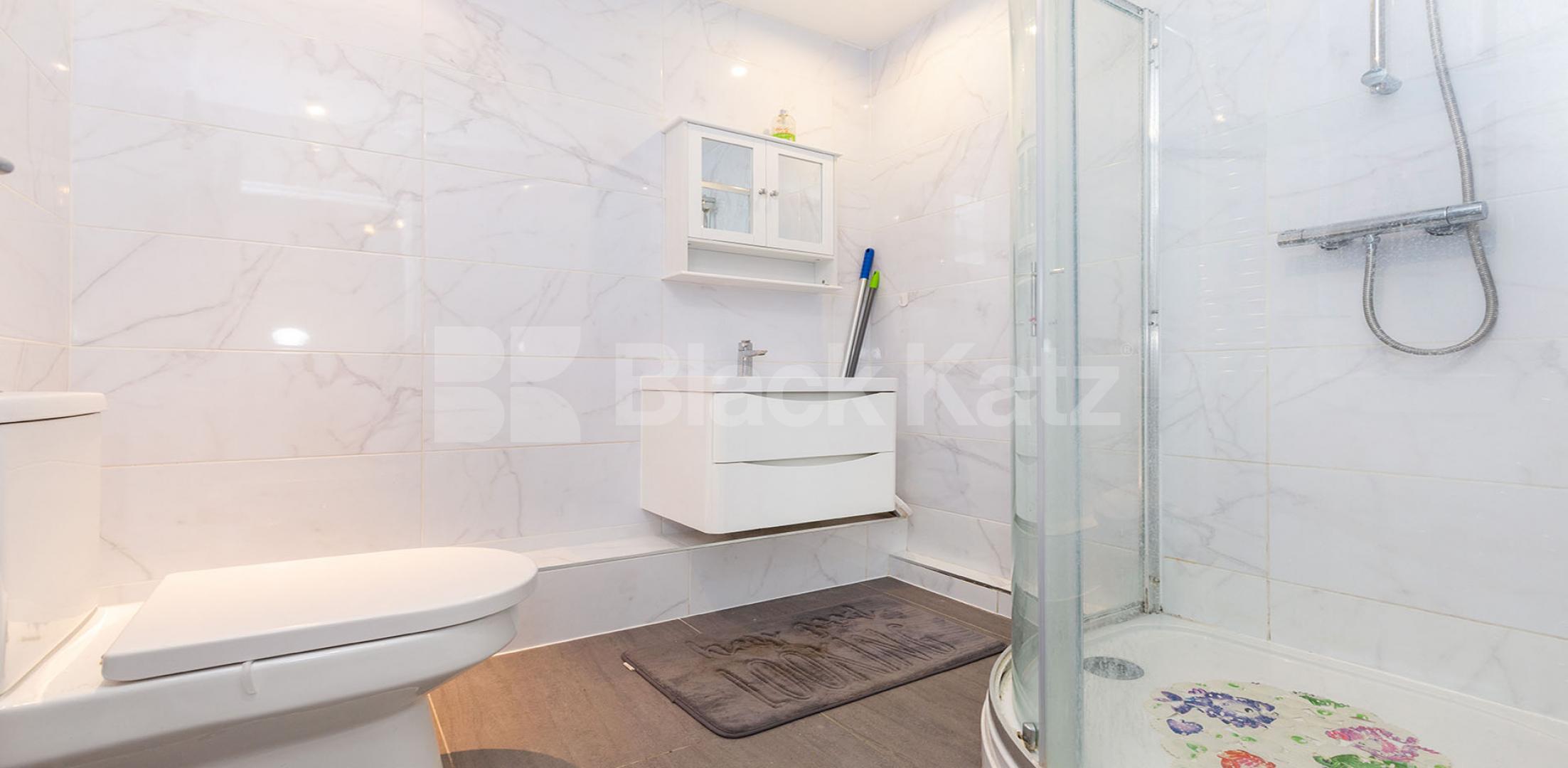 			3 Bedroom, 2 bath, 2 reception Apartment			 Summers Lane, North Finchley